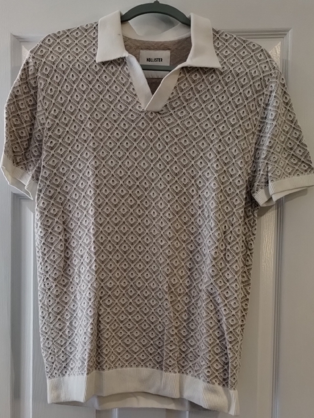 Hollister Men's Beige Diamond Knit Polo with White Trim.   (67)